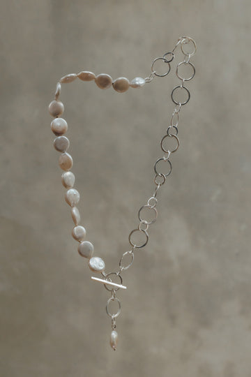 Necklace with pearl coins