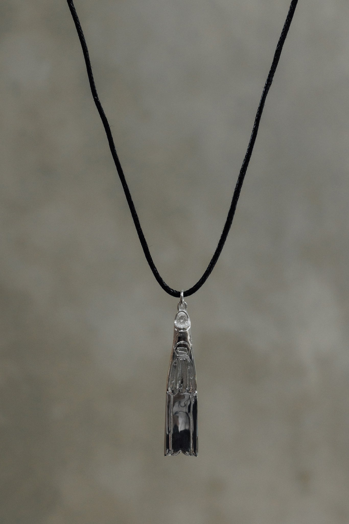 Long fin pendant