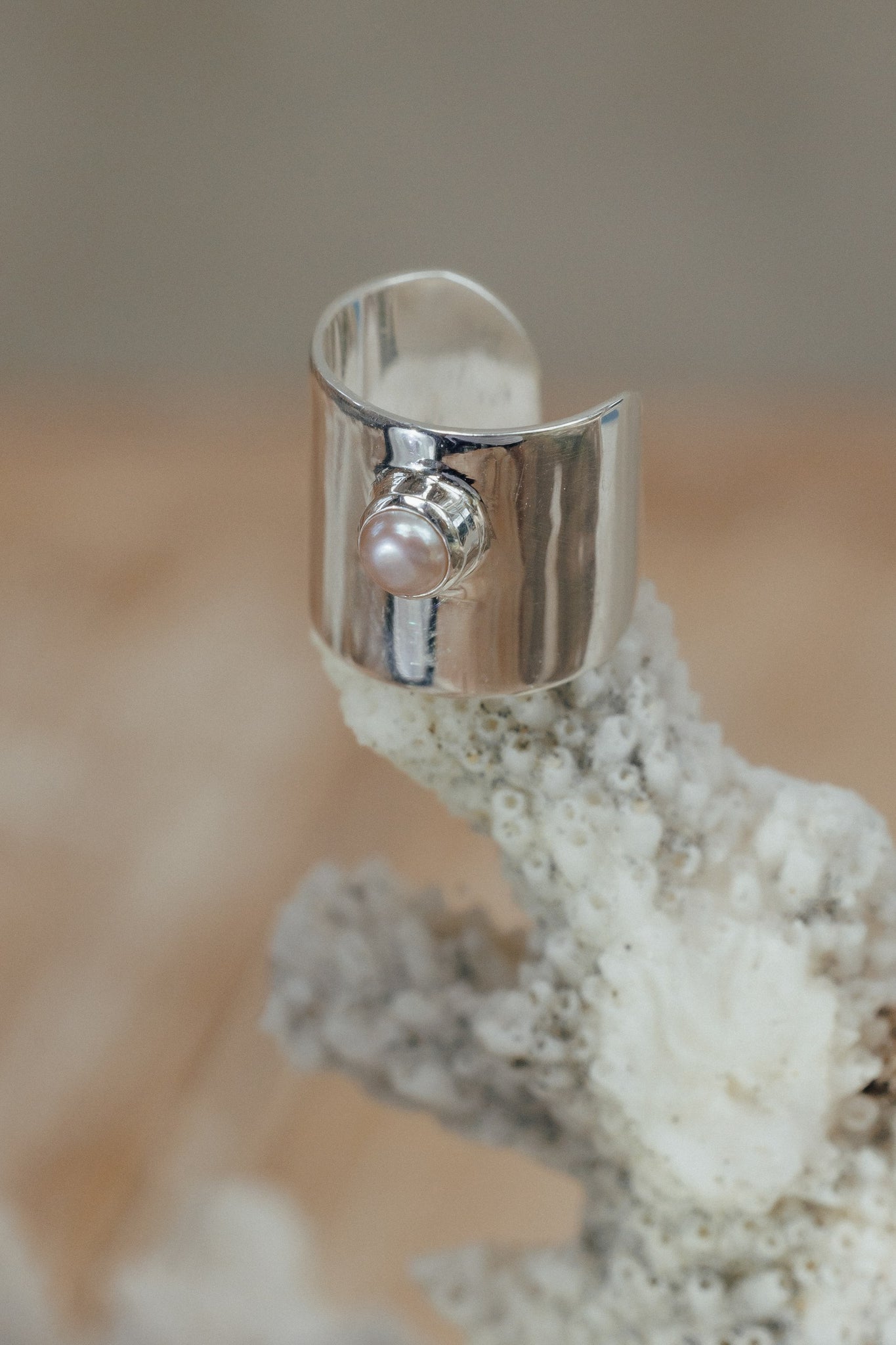 Wide cuff with pink or black pearl